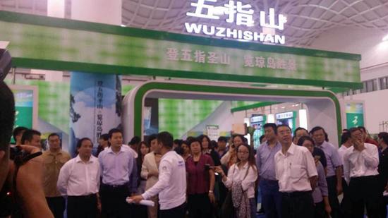 歡樂節(jié):海南省長(zhǎng)劉賜貴參觀五指山展廳(圖1) 歡樂節(jié):海南省長(zhǎng)劉賜貴參觀五指山展廳(圖1)