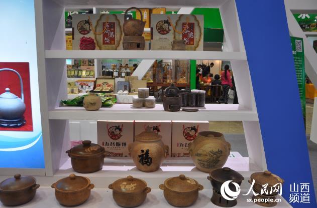 陽泉市委副書記王旭明視察農(nóng)博會陽泉展廳(圖2) 陽泉市委副書記王旭明視察農(nóng)博會陽泉展廳(圖2)