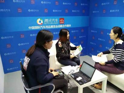 展會(huì)進(jìn)行當(dāng)中，貝適寶創(chuàng)始人之一的張冉冉女士在百忙之中也接受了騰訊汽車記者的專訪，暢談未來(lái)兒童安全座椅行業(yè)的發(fā)展趨勢(shì)，兒童安全座椅產(chǎn)品的功能期望以及自家智能座椅產(chǎn)品的一些細(xì)節(jié)。同時(shí)以一個(gè)孩子母親的角度也呼吁國(guó)內(nèi)兒童出行安全體系能夠盡快得以完善，為寶寶的出行安全營(yíng)造一個(gè)良好社會(huì)氛圍，她表示，隨著國(guó)內(nèi)家庭汽車保有量的逐年增長(zhǎng)，提升國(guó)內(nèi)父母的兒童出行安全意識(shí)現(xiàn)如今已經(jīng)迫在眉睫。