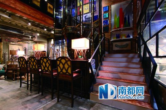 7米高的玻璃屏風(fēng)打造有味道的吧臺。