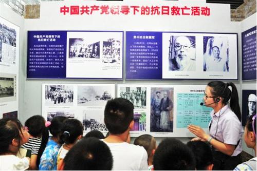 “向日葵”俱樂部組織青少年參觀紅色展廳(圖1) 圖為青少年在參觀學(xué)習(xí).jpg