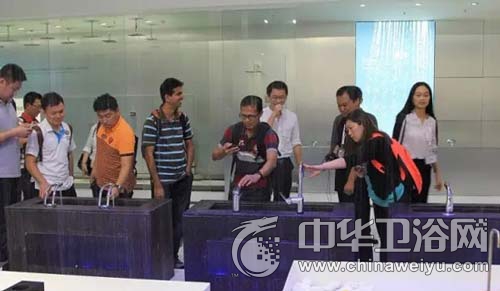 馬來S P Setia Berhad集團參觀珠海貝朗展廳(圖3) 馬來西亞S P Setia Berhad集團精心挑選適合馬來西亞當(dāng)?shù)亓?xí)慣與喜好的衛(wèi)浴用品