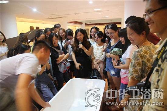 考察交流工業(yè)設計 師生赴浪鯨展廳進行互動(圖1) 浪鯨衛(wèi)浴