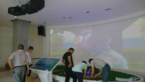 打造陜西某服務(wù)中心扶貧展廳高科技數(shù)字沙盤(圖2) 投影機(jī)