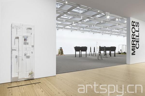 2.jpg 群展“鏡像細(xì)胞”日前在紐約惠特尼美國(guó)藝術(shù)博物館(圖2)