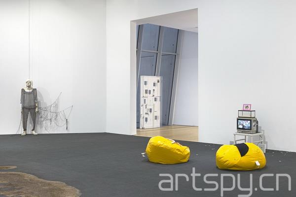 7.jpg 群展“鏡像細(xì)胞”日前在紐約惠特尼美國(guó)藝術(shù)博物館(圖7)