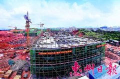 工人加班加點(diǎn) 棟棟展廳拔地起