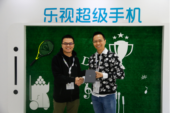 詹俊現(xiàn)身樂(lè)視中網(wǎng)展廳 樂(lè)Pro3成就賽場(chǎng)內(nèi)外獨(dú)特風(fēng)景(圖1)