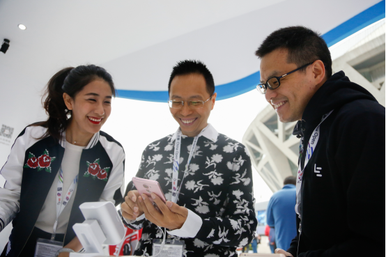 詹俊現(xiàn)身樂(lè)視中網(wǎng)展廳 樂(lè)Pro3成就賽場(chǎng)內(nèi)外獨(dú)特風(fēng)景(圖2)