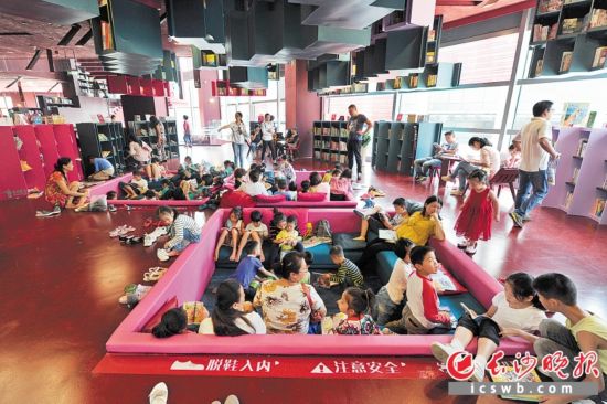 　　梅溪書院三樓的下沉式閱讀區(qū)人氣最旺，是前來看書的孩子們最喜歡的地方。 長沙晚報記者 王志偉 攝