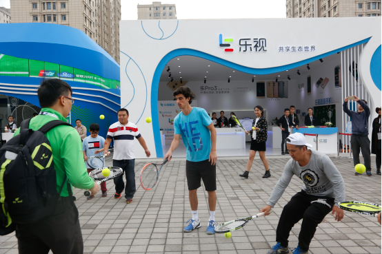 樂視展廳大師親授網(wǎng)球技巧(圖2) 樂視展廳大師親授網(wǎng)球技巧(圖2)