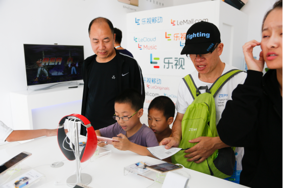 樂視展廳大師親授網(wǎng)球技巧(圖4) 樂視展廳大師親授網(wǎng)球技巧(圖4)