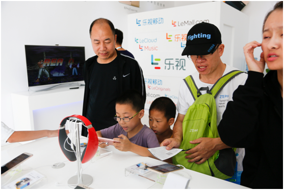 中網(wǎng)正賽樂視自拍角閃耀球場 首日樂視展廳火爆(圖2) 中網(wǎng)正賽樂視自拍角閃耀球場 首日樂視展廳火爆(圖2)