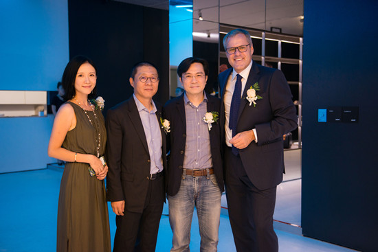 嘉賓(由右至左) 勞斯集團(tuán)董事局主席Mr.Waldenmaier Stefan V 先生；香港南豐集團(tuán)廣州總經(jīng)理李建華先生；勞斯(北京)董事長、總裁劉禹鴻先生； 勞斯(北京)董事、品牌總監(jiān)彭心宜女士；_副本