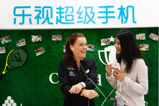 A-拉德萬斯卡參觀樂視中網(wǎng)展廳(圖2)