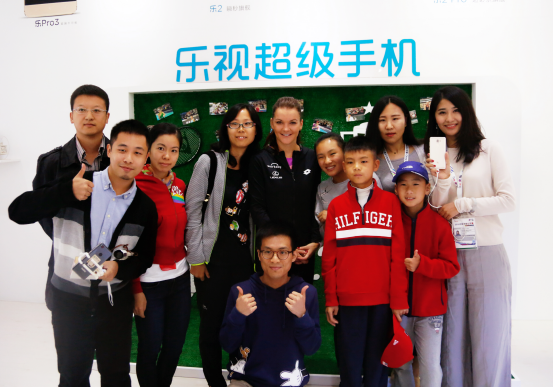 A-拉德萬斯卡參觀樂視中網(wǎng)展廳(圖1)