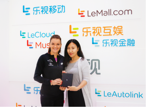 A-拉德萬斯卡參觀樂視中網(wǎng)展廳(圖3)