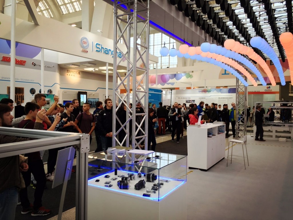 圖6. 優(yōu)愛寶智能機(jī)器人科技股份有限公司浮球矩陣展示YS.jpg