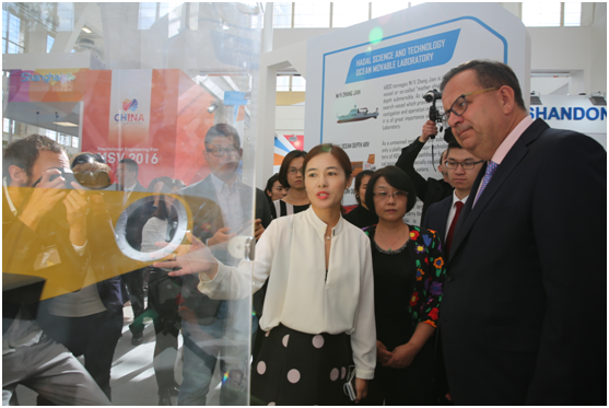 圖5.捷克工貿(mào)部Jan Mladek先生參觀彩虹魚萬(wàn)米級(jí)無(wú)人深潛器模型并聽取講解.png