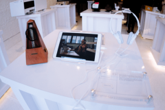 偽裝成Apple Store的藝術(shù)展覽揭發(fā)了高科技的黑暗面